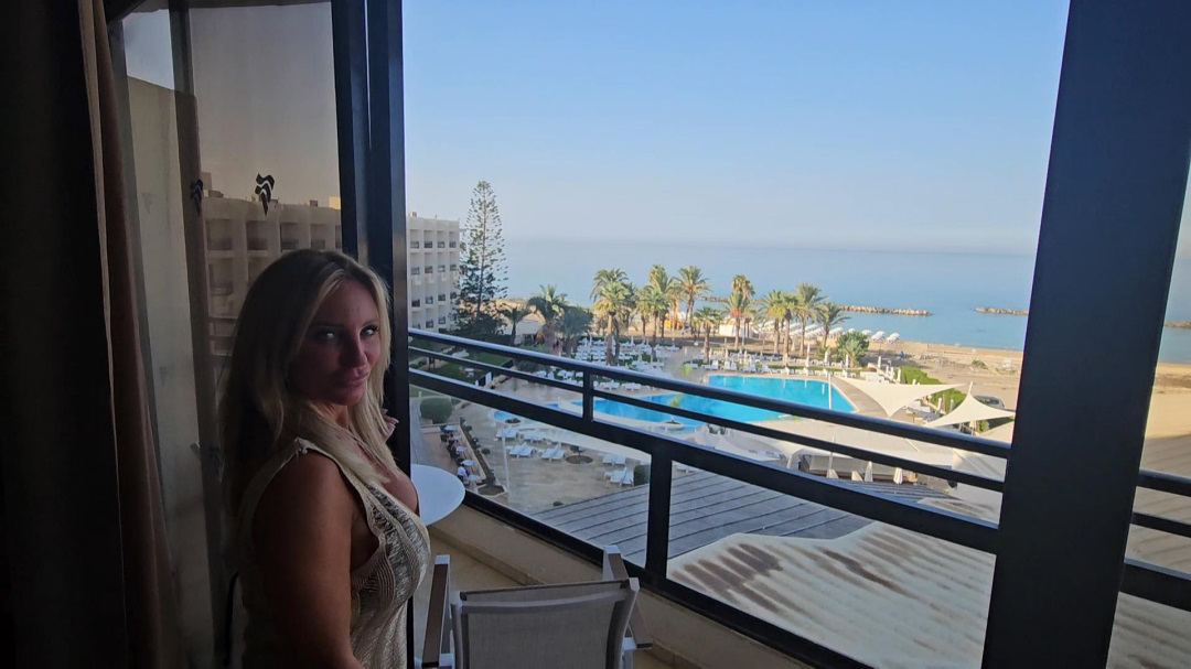 Candy-Samira Porno Video: Creampie! Vorwand zum Ficken! Zimmerbesichtigung im Urlaub!