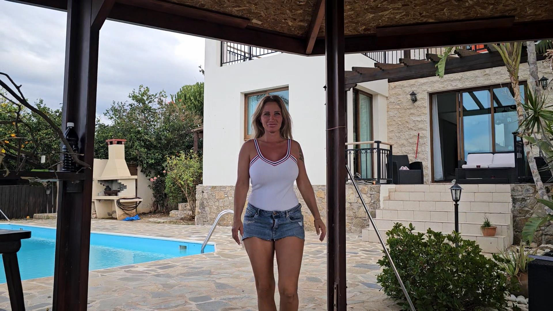 Candy-Samira Porno Video: Fremdfick! Mein Mann lädt sein Kumpel ein!